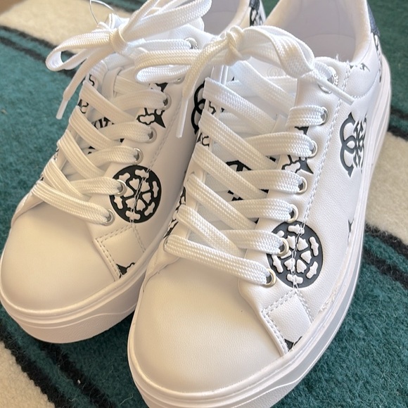 GUESS LOVEN LEATHER SNEAKERS NWT - Picture 7 of 8